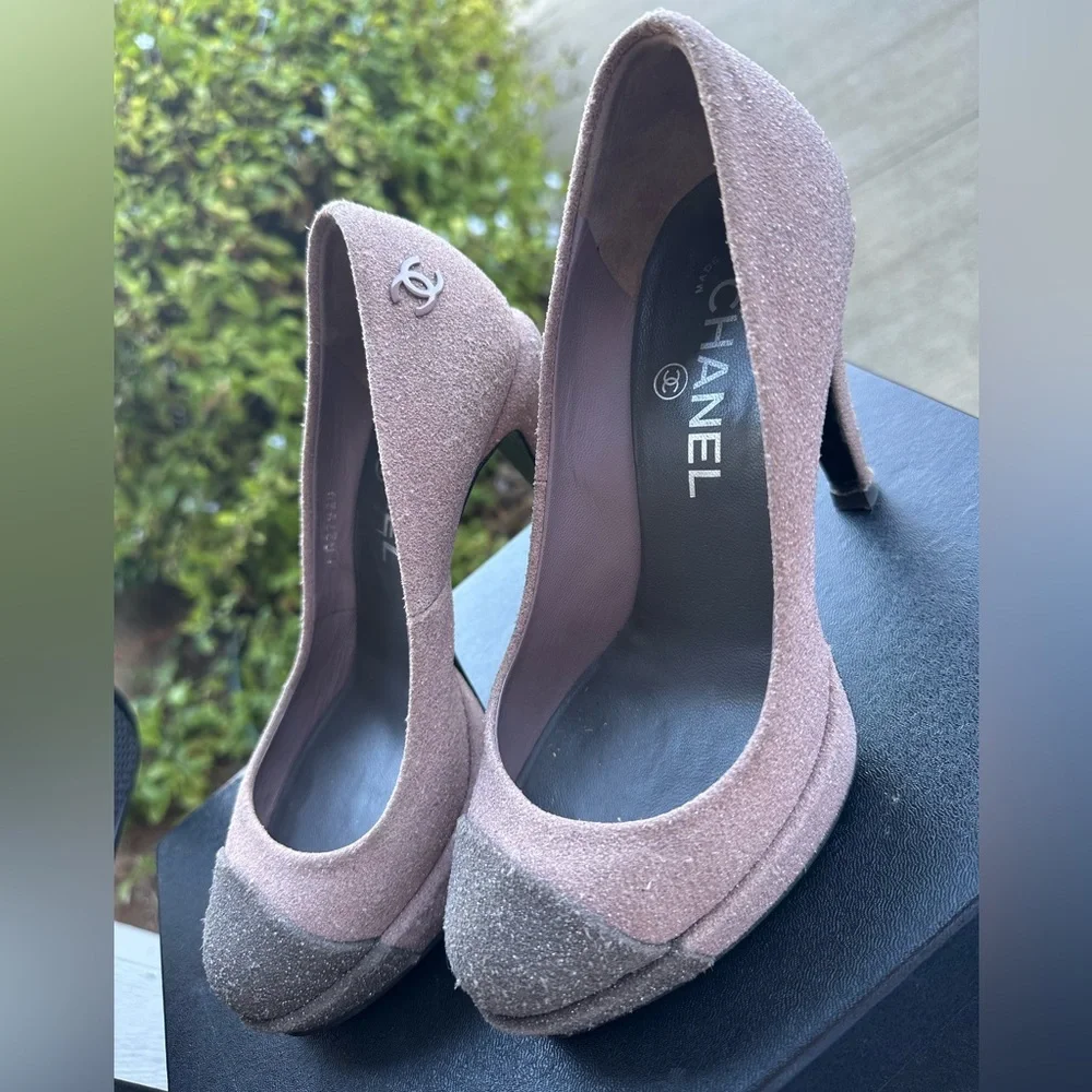 Vintage CHANEL Glitter Cap-Toe Suede Heels – Rare Size 35.5C - Picture 2 of 16